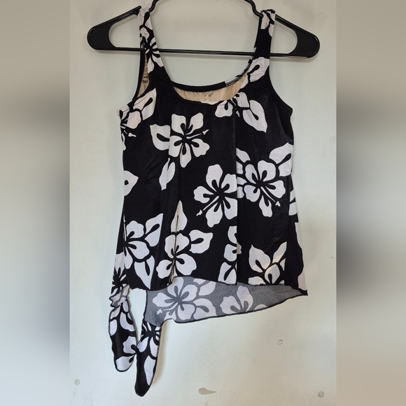 Maxine of Hollywood Black and White Sleeveless Fitted Tank - Picture 2 of 7